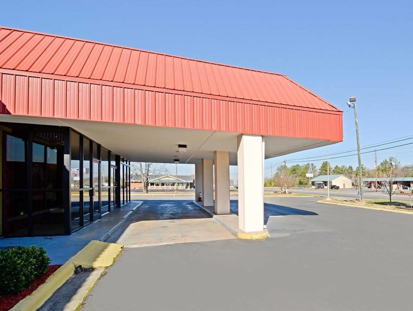 The Sanford Inn Exterior photo
